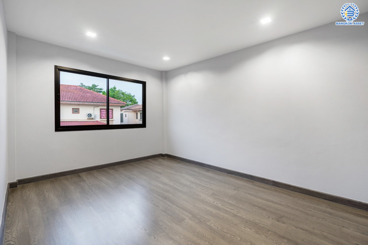 คฤหาสน์ตกแต่งใหม่ คุณภาพ LH ม.ชลลดา บางบัวทอง แปลงมุม เนื้อที่ 121 ตร.ว. ตกแต่งหรูหรา ตอบโจทย์ครอบครัวใหญ่ ด้วยฟังก์ชัน 4 ห้องนอน 6 ห้องน้ำ 1 ห้องอเนกประสงค์ 1 ห้องแม่บ้าน จอดรถได้ถึง 4 คัน มีสนามหญ้าด้านข้างกว้างขวาง พร้อม Facilities ครบ! บนทำเลคุณภาพ เชื่อมต่อได้หลายเส้นทาง ใกล้เซ็นทรัลเวสต์เกต และรถไฟฟ้า "สถานีบางพลู"